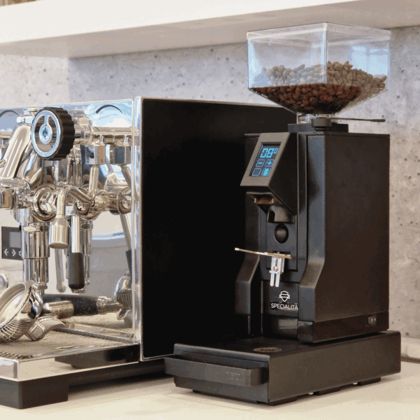 EUREKA Mignon Mühle auf Knock Box Drawer neben Espressomaschine