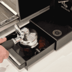 Innenansicht der EUREKA Knock Box Drawer Schwarz mit Kaffeeresten
