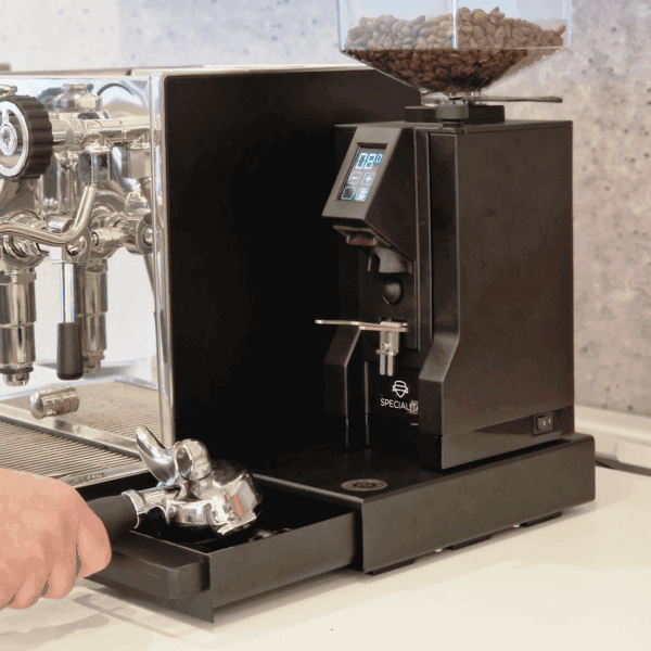 EUREKA Knock Box Drawer Schwarz mit Siebträger im Einsatz