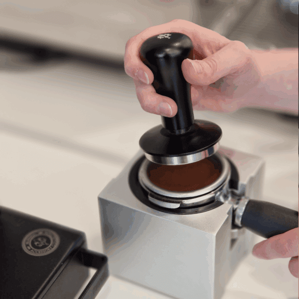 EUREKA Druck Tamper im Einsatz auf Siebträger für perfektes Tamping