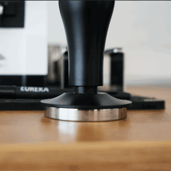 EUREKA Druck Tamper 58 mm auf Arbeitsfläche – Barista Zubehör für gleichmäßiges Tamping