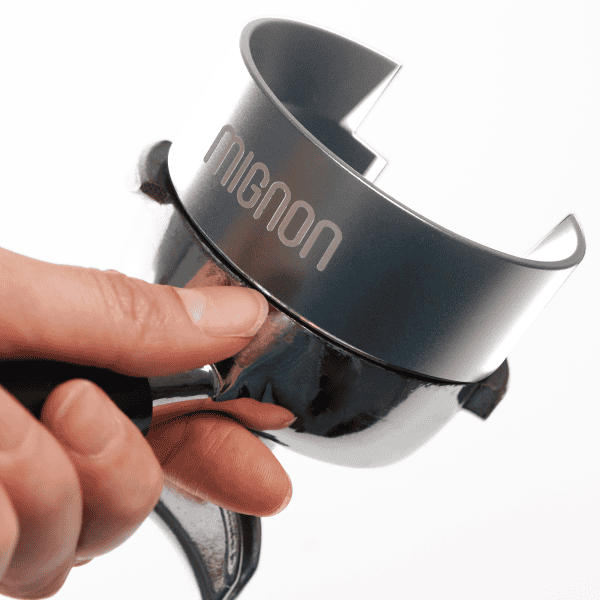 Eureka Mignon Dosing Funnel in der Hand – passgenau für 58 mm Siebträger