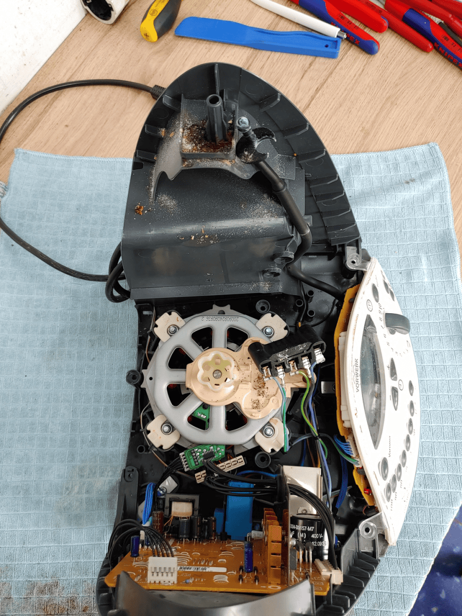 Nach dem öffnen fällt der sehr verschmutzte Innenreum auf