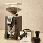 Eureka Mignon Dolce Vita Mattblack mit Barista Zubehör – Tamper und Sudschublade