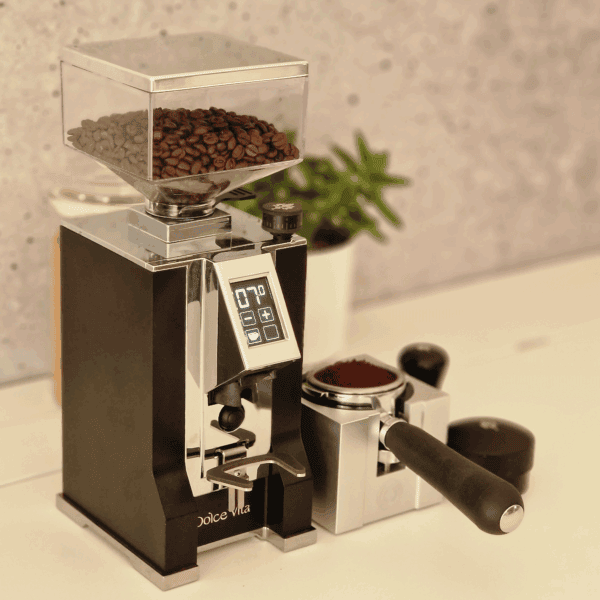 Eureka Mignon Dolce Vita Mattblack beim Mahlen mit Siebträger – Caffista Sindelfingen