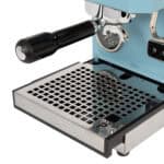 Tropfschale und Siebträger der Profitec GO Blue aus Edelstahl in Nahaufnahme