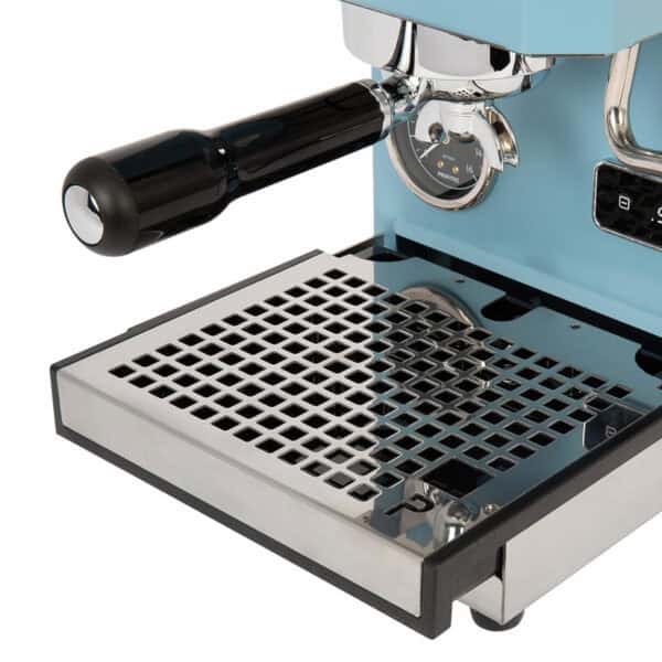 Tropfschale und Siebträger der Profitec GO Blue aus Edelstahl in Nahaufnahme