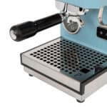 Brühgruppe der Profitec GO Blue mit eingesetztem Siebträger in Nahaufnahme