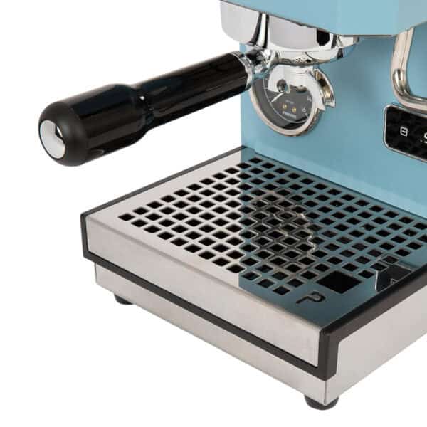 Brühgruppe der Profitec GO Blue mit eingesetztem Siebträger in Nahaufnahme