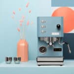 Profitec GO Blue Espressomaschine mit Siebträger auf Tisch mit blauer Vase – Caffista Sindelfingen