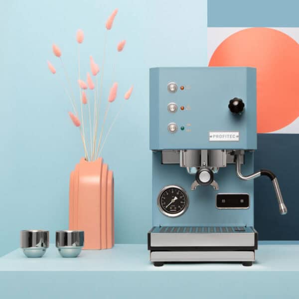 Profitec GO Blue Espressomaschine mit Siebträger auf Tisch mit blauer Vase – Caffista Sindelfingen