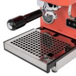 Profitec GO Red Tropfschale und Siebträger Nahaufnahme aus Edelstahl