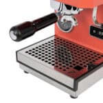 Profitec GO Red Brühgruppe mit eingesetztem Siebträger in Nahaufnahme