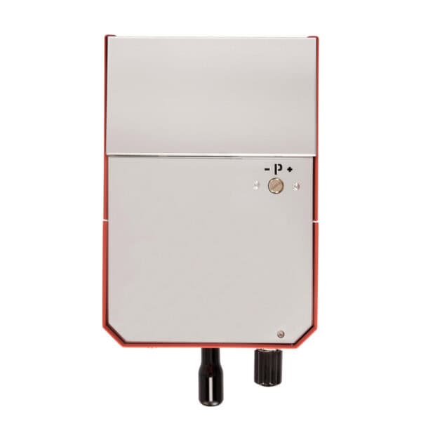 Rückseite der Profitec GO Red Espressomaschine mit Edelstahlrückwand