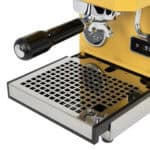 Tropfschale und Siebträger der Profitec GO Yellow Gelb in Nahaufnahme