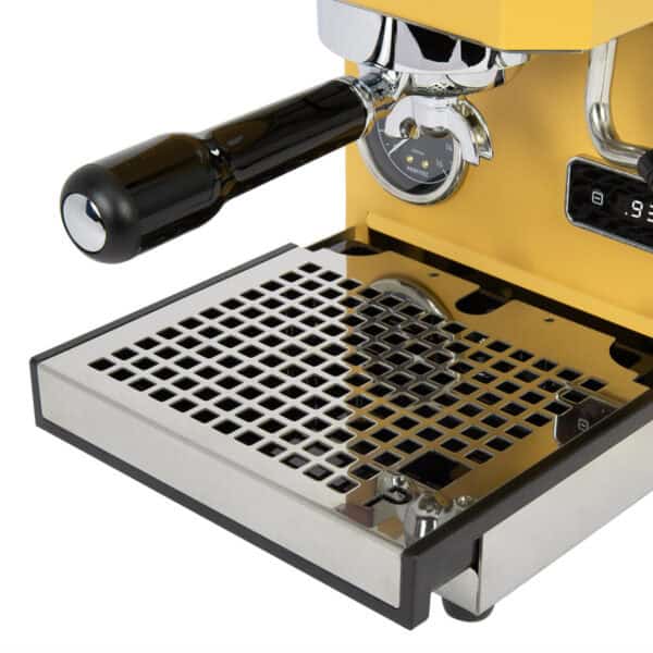 Tropfschale und Siebträger der Profitec GO Yellow Gelb in Nahaufnahme