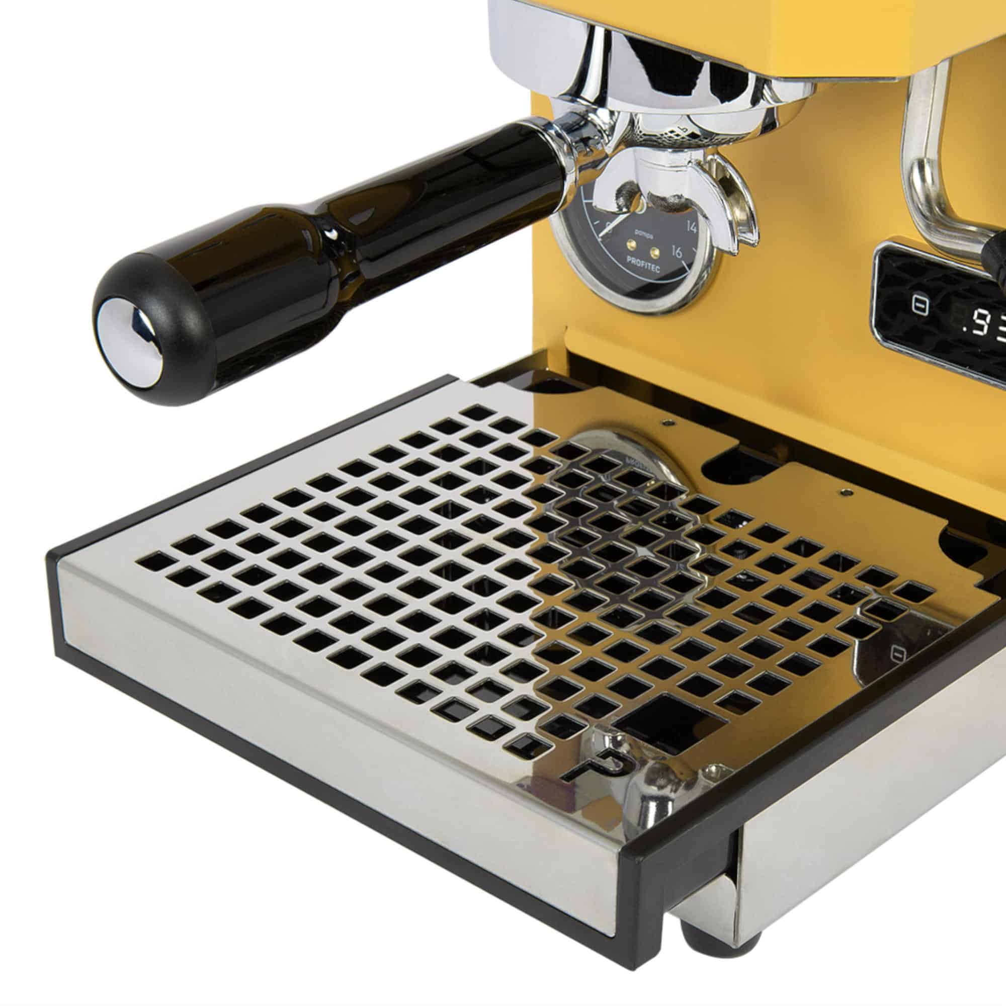 Tropfschale und Siebträger der Profitec GO Yellow Gelb in Nahaufnahme