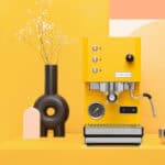 Profitec GO Yellow Gelb Siebträgermaschine auf Tisch mit Vase – Espressomaschine bei Caffista Sindelfingen