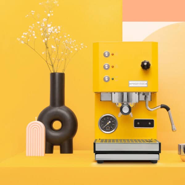 Profitec GO Yellow Gelb Siebträgermaschine auf Tisch mit Vase – Espressomaschine bei Caffista Sindelfingen
