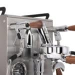 Detail der E61 Brühgruppe der Profitec Pro 400 Jump Exclusive Line mit Holzgriffen