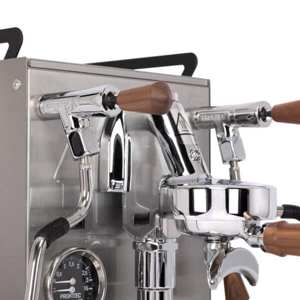 Detail der E61 Brühgruppe der Profitec Pro 400 Jump Exclusive Line mit Holzgriffen