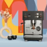 Profitec MOVE Lifestyleaufnahme mit buntem Hintergrund