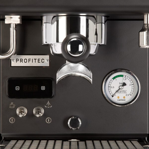 Frontansicht Profitec Pro 300 mit E61-Brühgruppe, Manometer und Bedienelementen