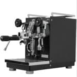 Profitec PRO 400 Full Black Edition Seitenansicht links – kompakte Siebträgermaschine