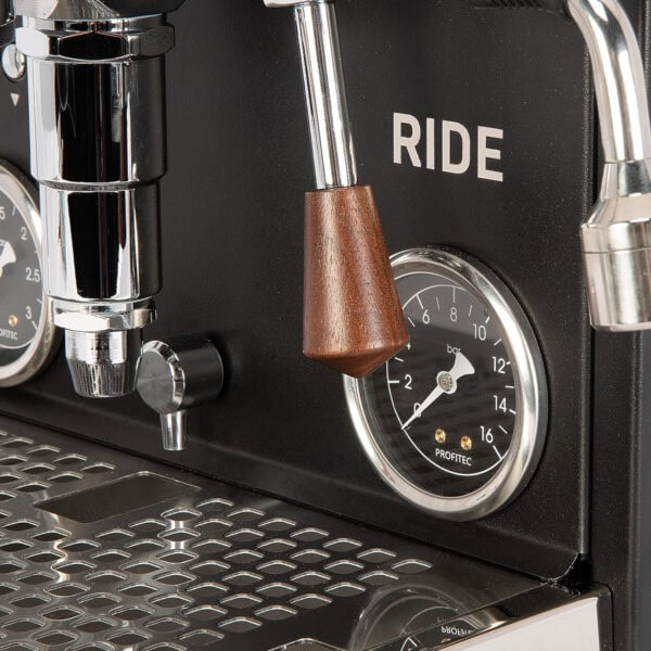 Profitec RIDE Full Black Detail Brühgruppe mit Holzgriff
