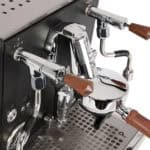 Profitec RIDE Full Black Brühgruppe seitlich mit Griff