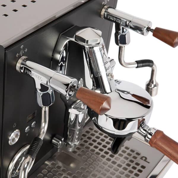 Profitec RIDE Full Black Brühgruppe seitlich mit Griff