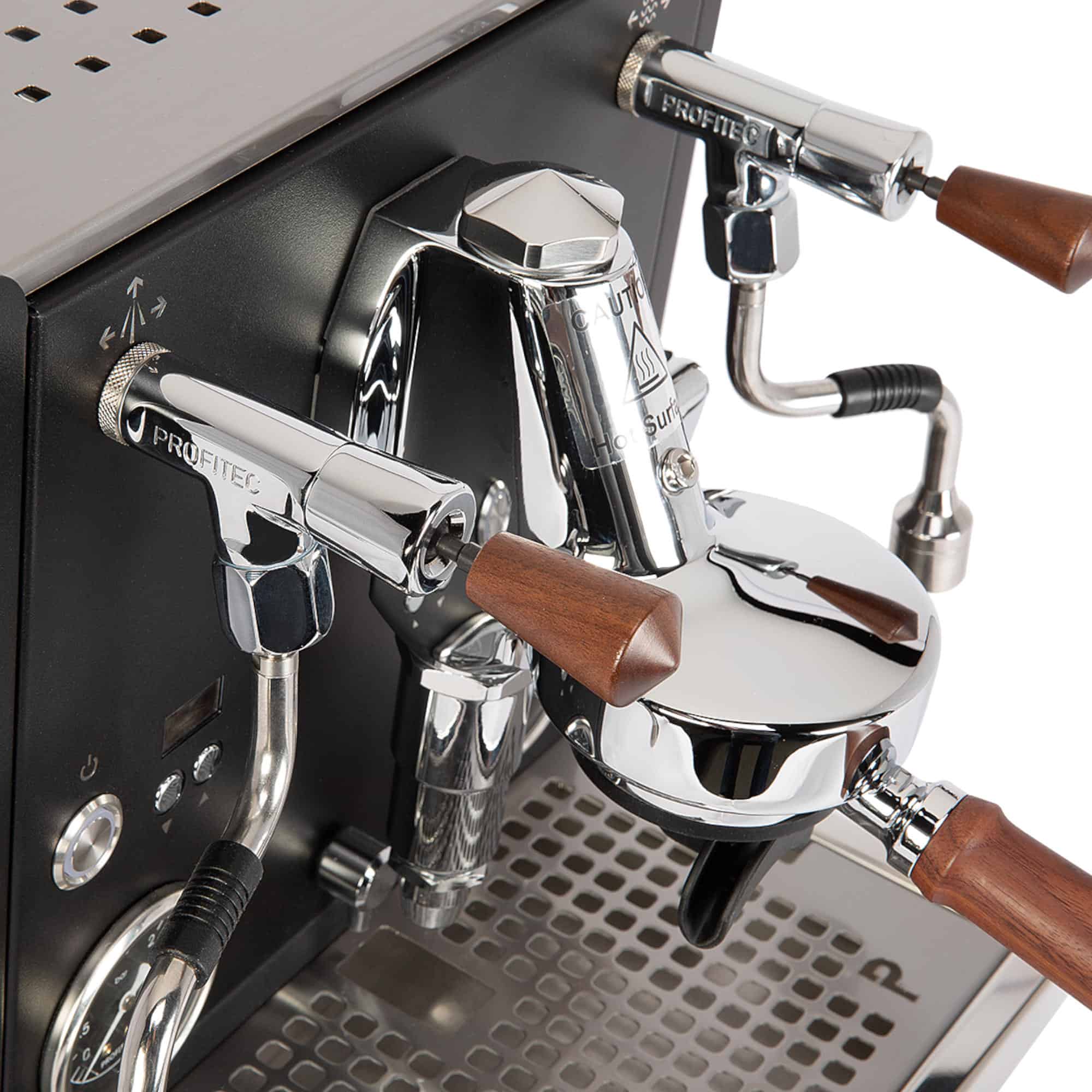 Profitec RIDE Full Black Brühgruppe seitlich mit Griff