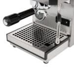 Nahaufnahme Profitec GO Satiniert Tropfblech mit Siebträgergriff