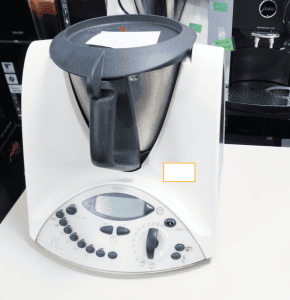 TM31 mit Löchern in den Gummis der Tasten am Bedienfeld