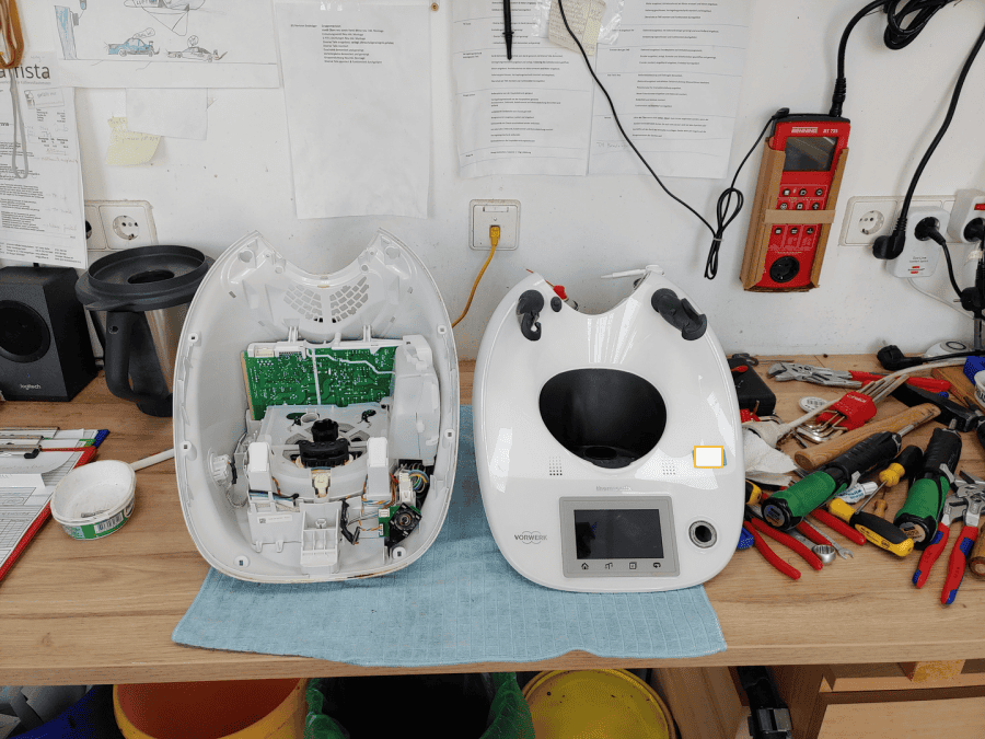 Reparatur der Fehler C160 und C144 am Thermomix TM5 - Deckel kann nicht verriegelt werden und Deckel prüfen oft bei kochen mit Varoma Bild 3 Der Thermomix muss für die Reparatur der Fehler C160 und C144 geöffnet werden.