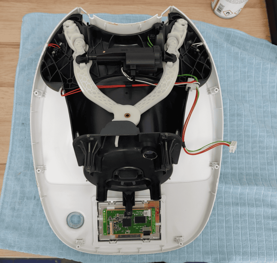 Reparatur der Fehler C160 und C144 am Thermomix TM5 - Deckel kann nicht verriegelt werden und Deckel prüfen oft bei kochen mit Varoma Bild 4 Die Verriegelungsmechanik des TM5 muss weiter zerlegt werden um den Fehler zu finden