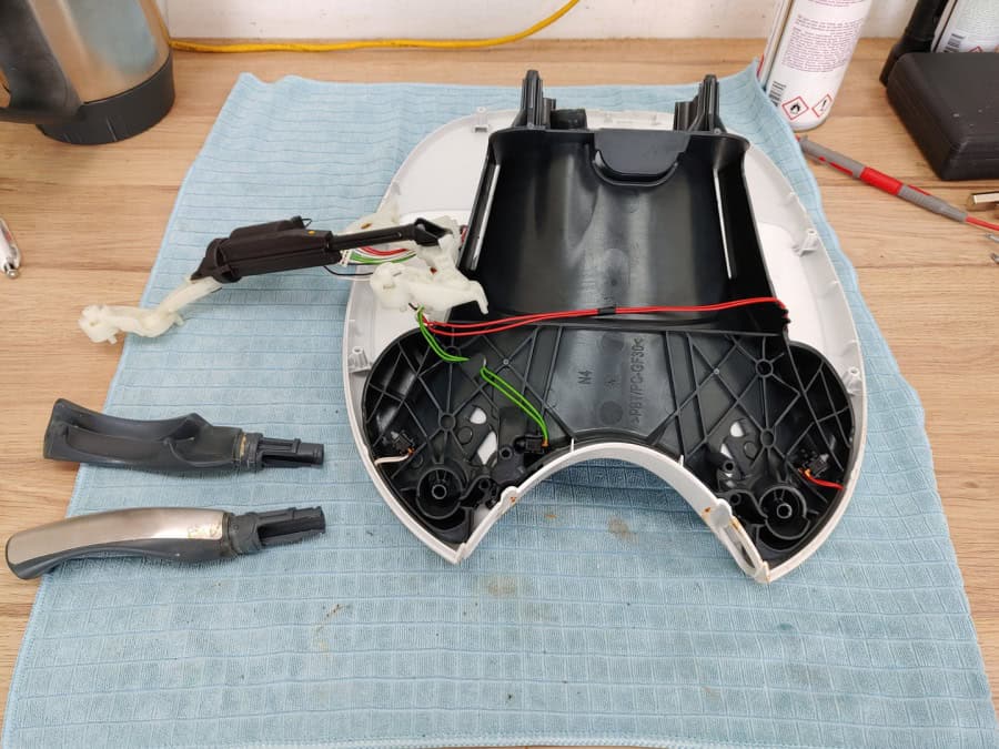 Reparatur der Fehler C160 und C144 am Thermomix TM5 - Deckel kann nicht verriegelt werden und Deckel prüfen oft bei kochen mit Varoma Bild 5 Endschalter erneuert, Kabel repariert, Arme aufgearbeitet und Umlenkhebel erneuert