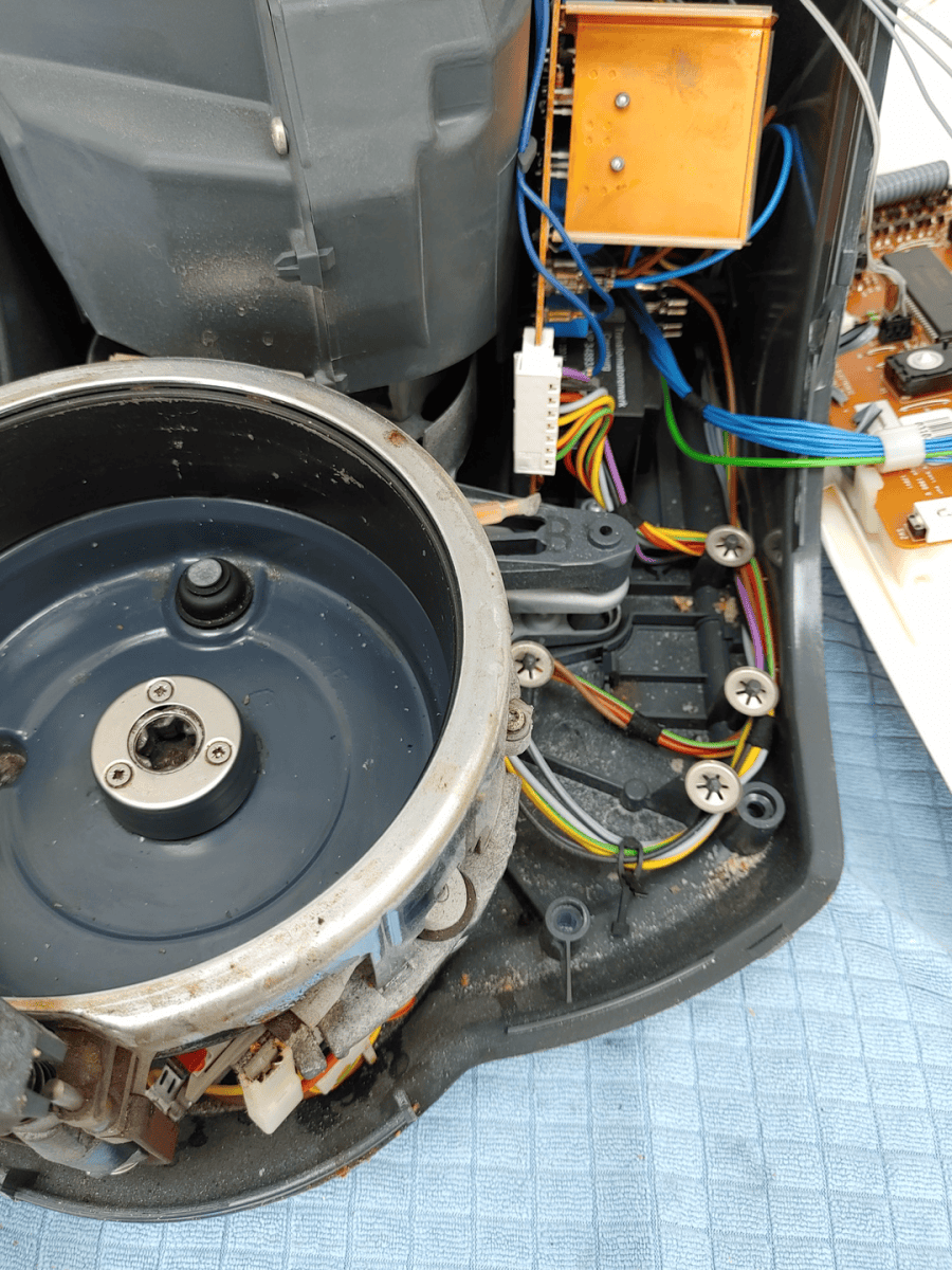 TM21 dreht das Messer nicht mehr Bild2 Der Innenraum des defekten und zerlegten TM21 ist sehr verschmutzt