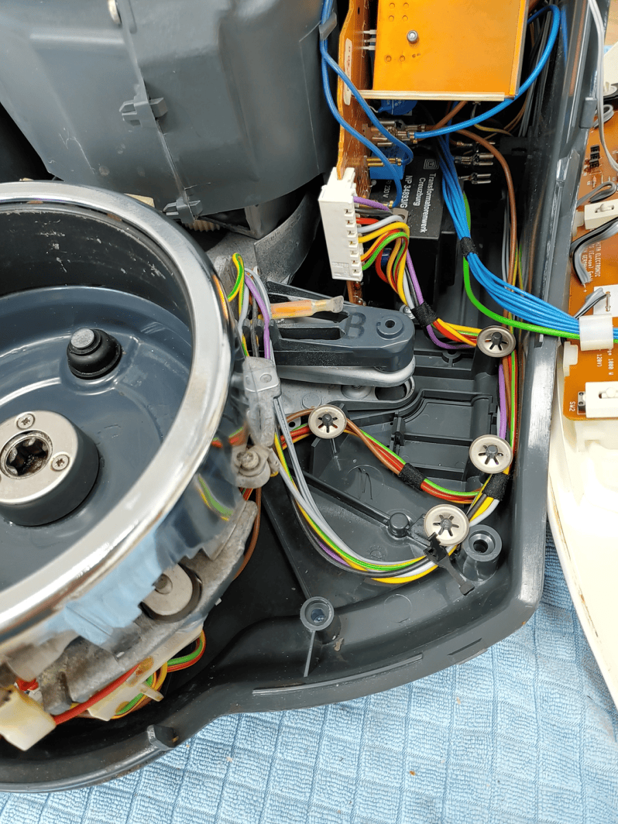 TM21 dreht das Messer nicht mehr Bild3 Der gereinigte Innenraum des TM21 noch vor der Reparatur