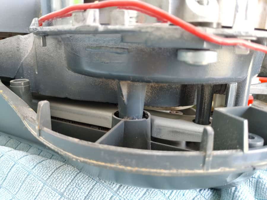 TM21 dreht das Messer nicht mehr Bild4 Die Ursache für das nicht drehende Messer ist ein Zahnrad hinter dieser Abdeckung