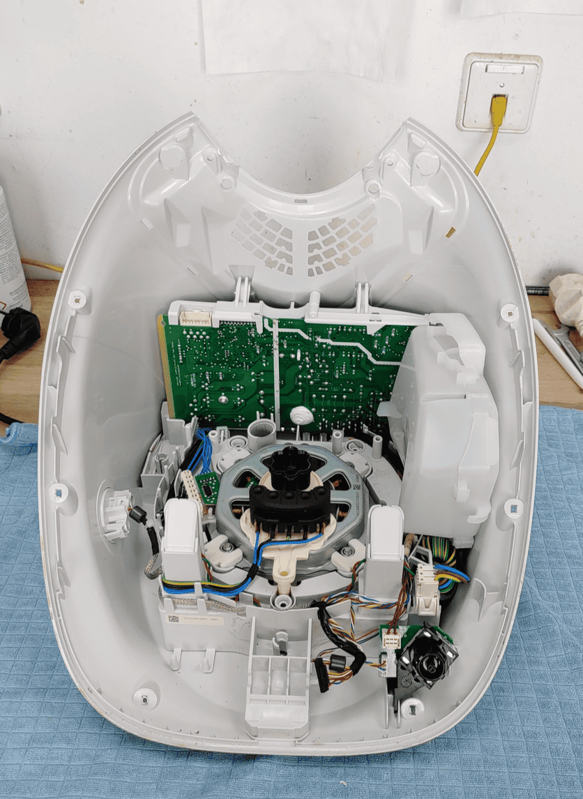 Um den Encoder mit den spingenden Werten zu reparieren, muss der TM5 zuerst geöffnet werden