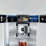 JURA Z10 Aluminium White Frontansicht mit beleuchtetem Touchdisplay