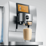 JURA Z10 Aluminium White bereitet Latte Macchiato mit Sweet-Foam-Funktion zu