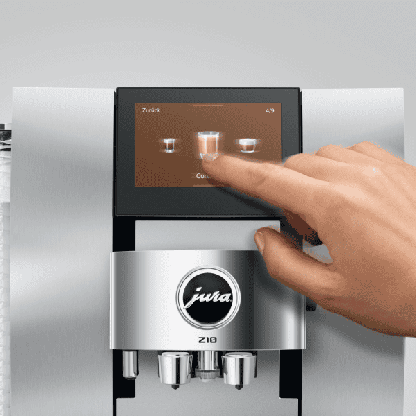 Hand bedient das Touchdisplay der JURA Z10 Aluminium White Kaffeevollautomat