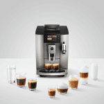 JURA E8 Midnight Silver mit Tassen und Gläsern