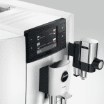 JURA E8 Piano White ED Seitenansicht mit Latte Macchiato