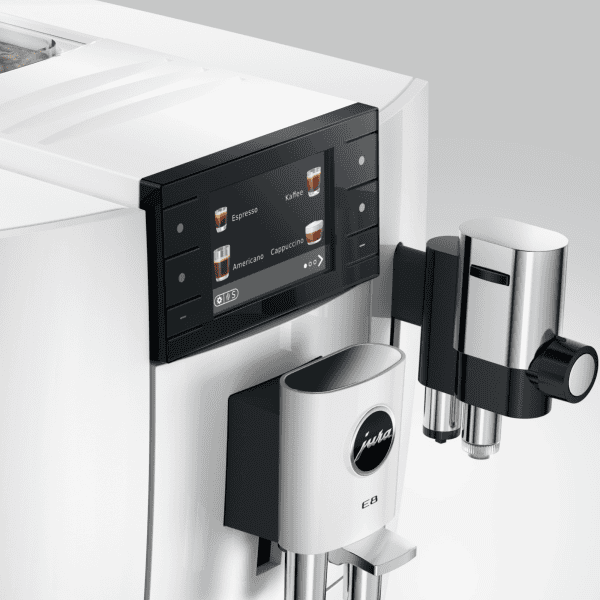 JURA E8 Piano White ED Seitenansicht mit Latte Macchiato