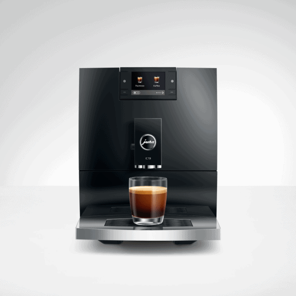 JURA C9 Piano Black (EA) mit zwei Kaffeetassen in der Frontansicht