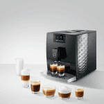 JURA C9 Piano Black (EA) bei der Zubereitung mehrerer Kaffeespezialitäten