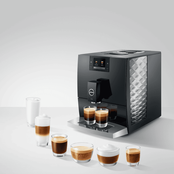 JURA C9 Piano Black (EA) bei der Zubereitung mehrerer Kaffeespezialitäten